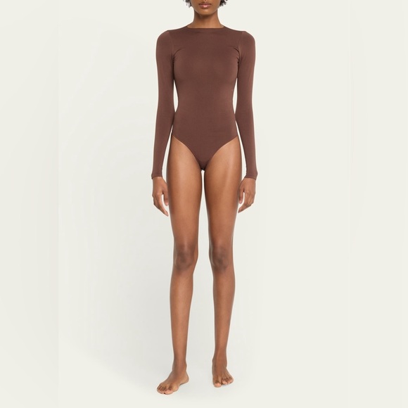 SKIMS Essential Smoothing Long-Sleeve Thong Bodysuit  Raw Cut Neckline In Cocoa - Picture 1 of 10
